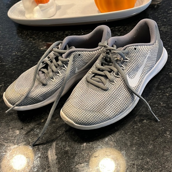 Nike flex run tennis shoes - Picture 1 of 10